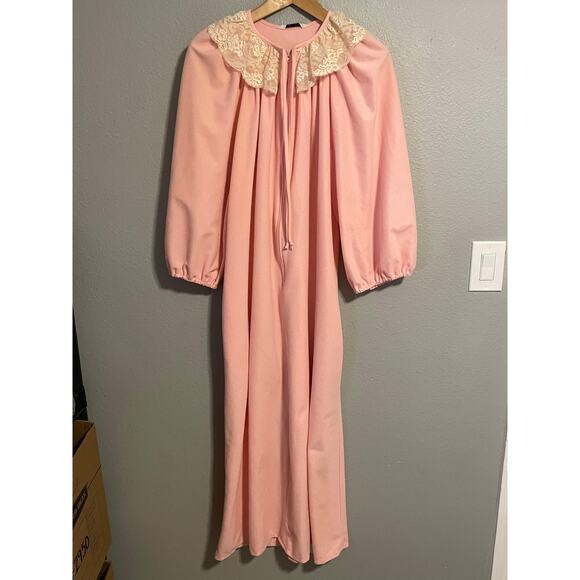 Vintage Models Coat Housecoat Nightgown Womens Large Pink Lace Cottagecore 70s - Picture 1 of 6